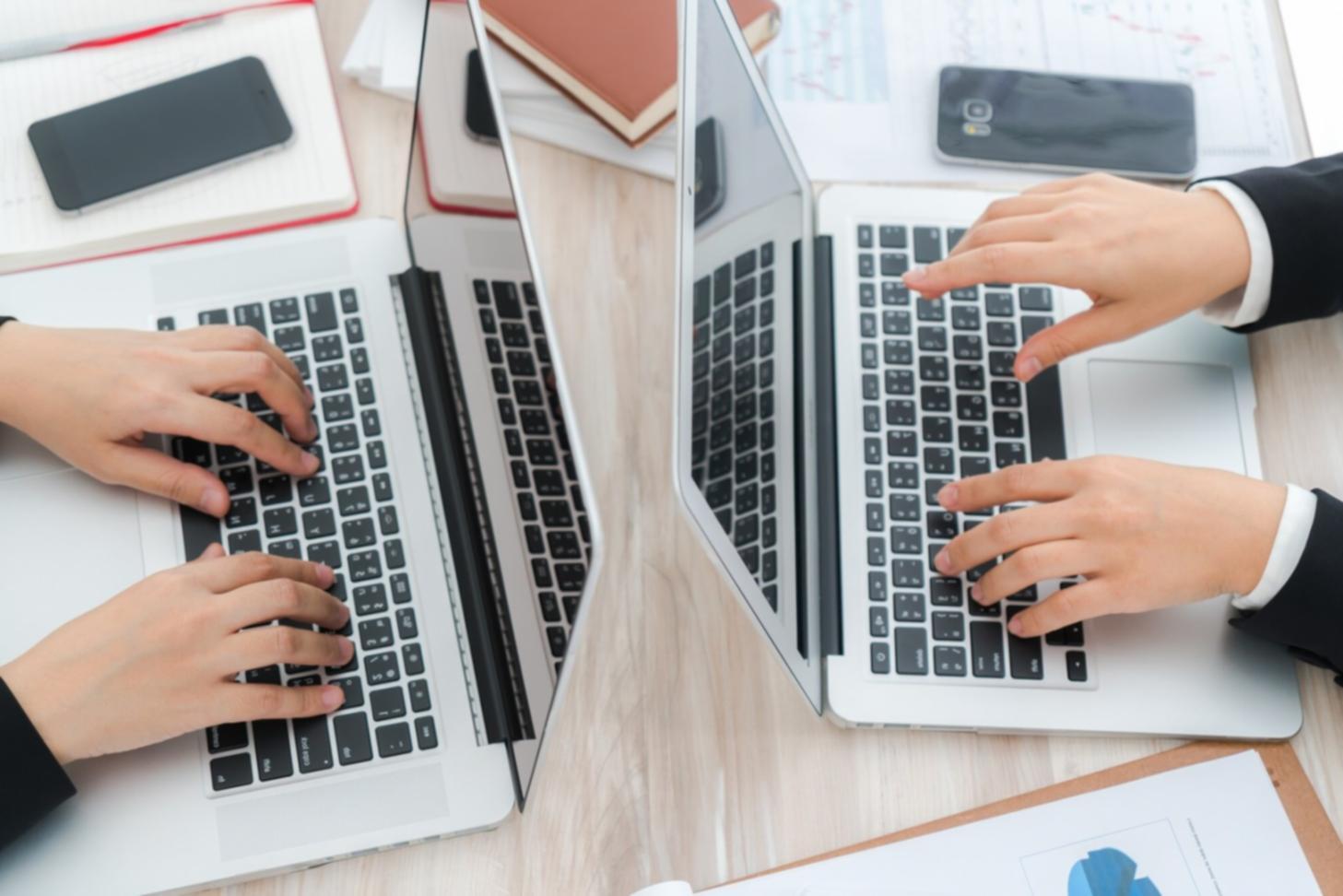 Specjaliści pracy socjalnej podczas sesji szkoleniowej omawiający przypadki klientów